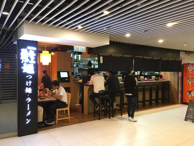 本身呢個舖位唔大,所以好多位都係 bar 枱形式,得兩張各坐到4個人嘅枱