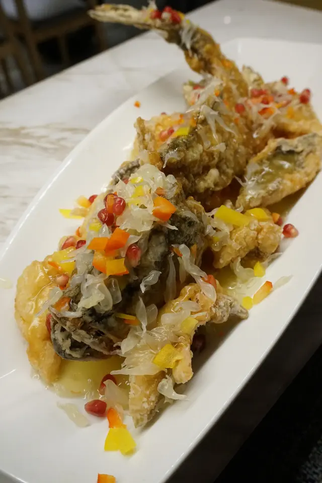 以原條鱸魚呈上,足有二斤重極有份量,上桌時甚具霸氣。