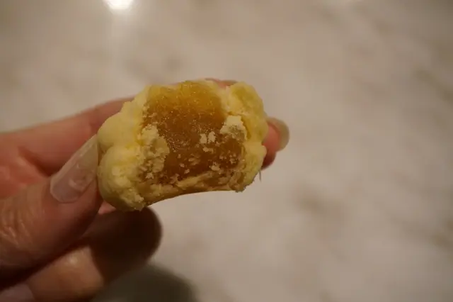 咬下鬆化而不酥膩,鳳梨餡清甜而軟綿