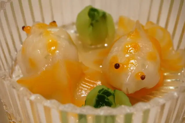 漲鼓鼓的金魚以餃皮搓成,魚鱗紋理清晰可見,抹上淡淡的金粉,細緻度高。