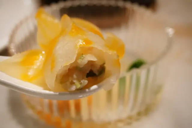 肉餡當中有海蝦、斑肉、甘筍粒,並以香芹、莞茜提升香氣,頗得我心。