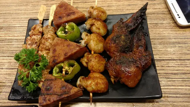 極品烤餃子釀雞翼，沙茶醬燒原隻墨魚仔，燒午餐肉，燒雞腿肉串