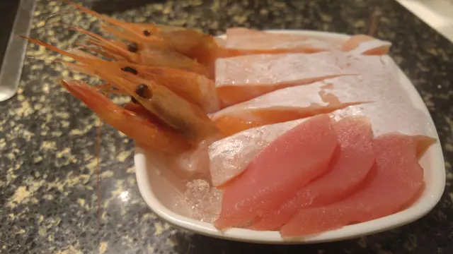 三文魚刺身、吞拿魚刺身和甜蝦