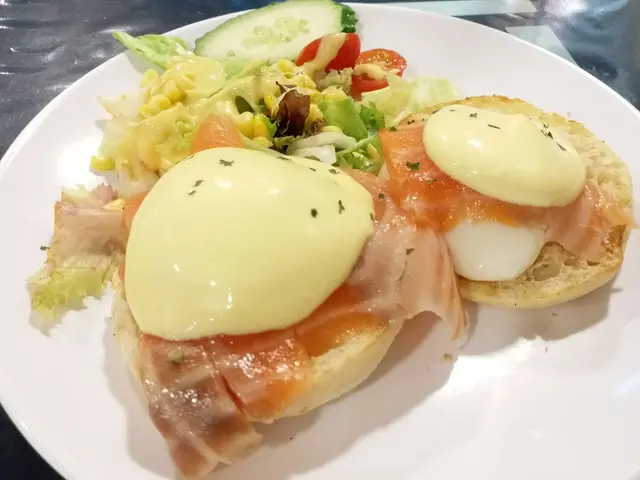 水煮蛋煙三文魚英式鬆餅