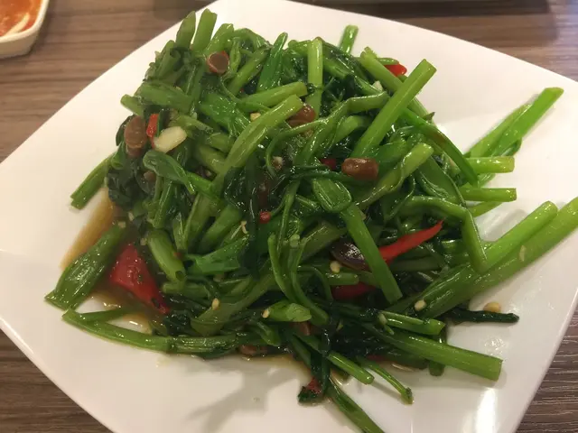 通菜嫩綠爽脆,炒得很有火侯,
加上泰國辣椒一起炒,微辣惹味!