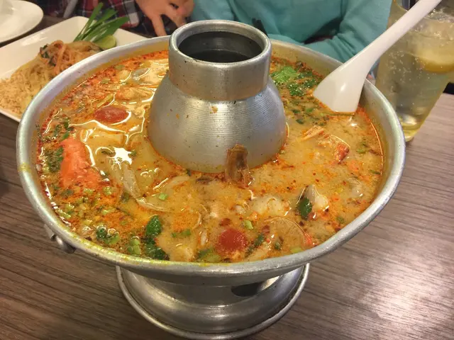 原鍋奉上,湯入面的材料豐富,蕃茄、菇菌等都有,
湯水的酸、甜、辣度也調較得剛好,令人喝到停不了口,正!😋