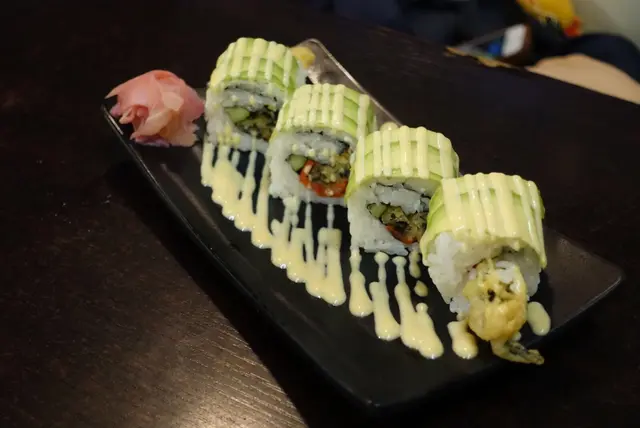 牛油果軟殼蟹卷