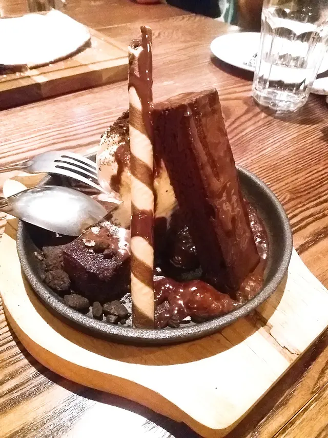 鐵板朱古力布朗尼伴雲尼拿