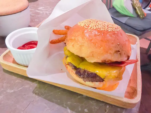 牛肉漢堡，但比較乾身