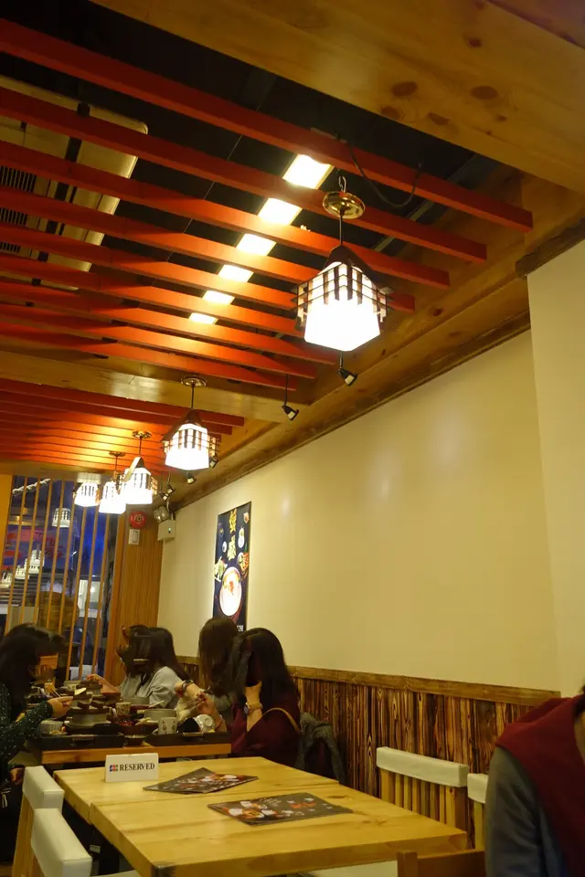 小店內是實而不華的簡約和風裝潢！木色系的餐桌椅跟店子橙色天花板很襯色！