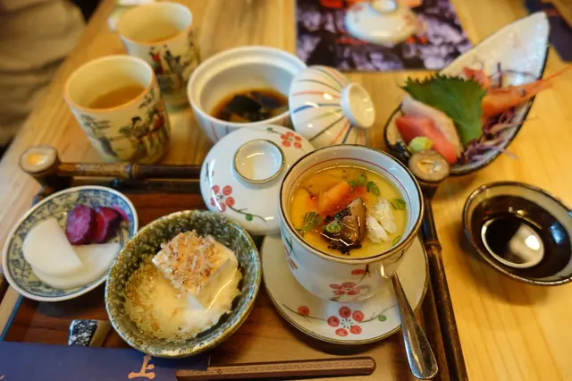 釜飯定食包括：釜飯、前菜、煮物、冷物、茶碗蒸、味噌湯、沙律等等！