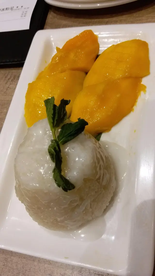 芒果糯米飯($58) – 誠然,香港食店的芒果糯米飯最大的問題是芒果的質素,有時候酸澀的程度令人咋舌,就破壞了一道味美的甜品。這店子的芒果選得不錯(可能也是撞彩吧),甜甜的也多汁。糯米飯配上的椰汁正好,不太硬容易入口,味道不錯。