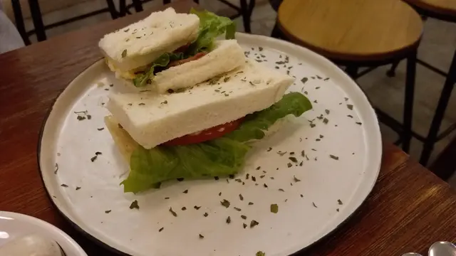 Cozy精選三文治 ($32) – 三文治稍為的抹上牛油，配上沙津蛋，生菜，蕃茄和吞拿魚，甜甜的味道很開胃，兩小份的份量也變得少了起來。