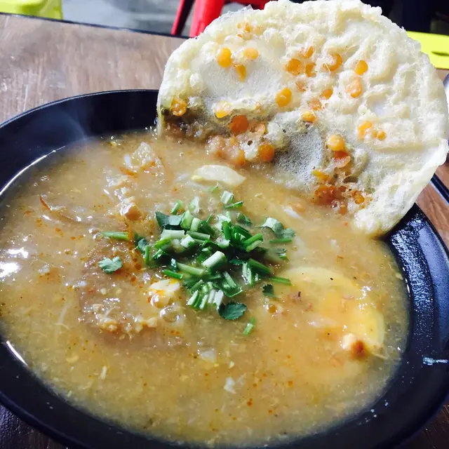 個魚湯粉味道較淡,但好多魚肉絲,D粉亦比較幼身同滑