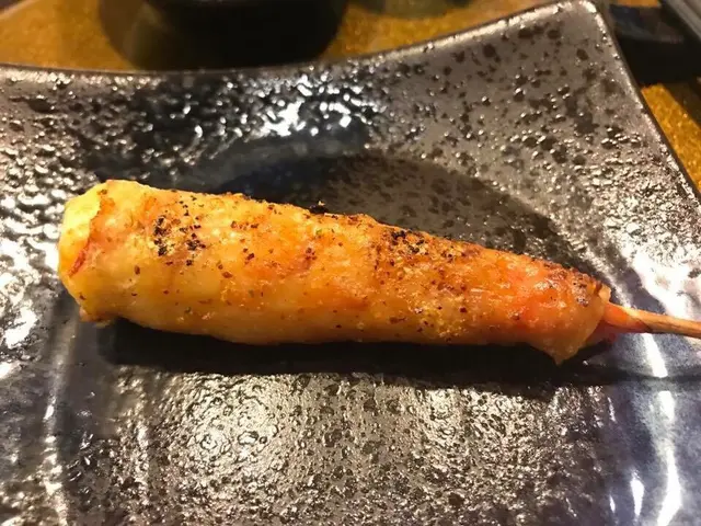 用雞皮包住大蝦嚟燒,絕對嘅手功菜