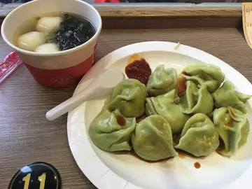 田园蔬菜水饺加紫菜鳕鱼丸汤