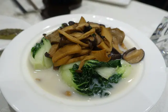 白菜仔吸收魚湯精華，軟腍又鮮美！