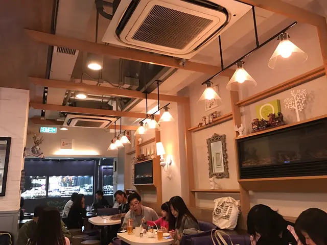 裝潢雅緻，部位位置仲設有弧形卡位