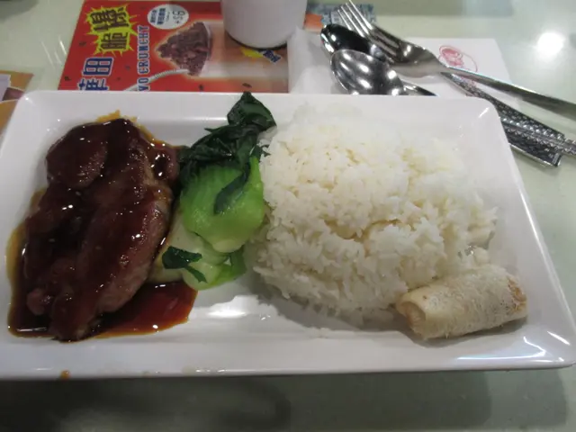 個豬柳切開食。入口好有咬勁。個豬扒汁好鮮甜，混入白飯好食。個餐有小棠菜。一搬好食。個春卷好細件。因無越式醬汁食唔出有越式味。