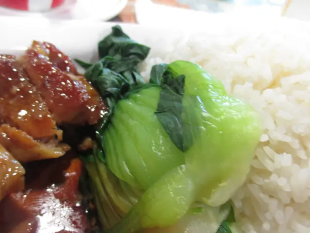 個豬柳切開食。入口好有咬勁。個豬扒汁好鮮甜，混入白飯好食。個餐有小棠菜。一搬好食。個春卷好細件。因無越式醬汁食唔出有越式味。