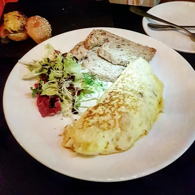 蟹肉洋蔥奄列配提子穀麥包