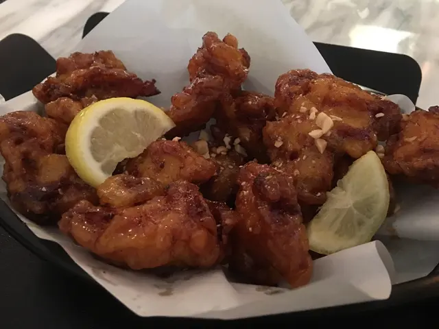 三個人食係可以的，鷄件無骨，好脆，但食三件已經有D漏，加檸檬汁比較好味，推介。