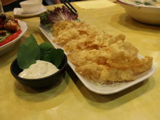 鬆脆蝦膠配上自家制青檸酸醬的確幾開胃,但小食就夠,食得多就覺得好飽滯,而且要趁熱食,一放涼就變得好‘淋’身