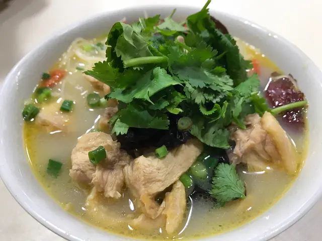 雞肉雞味濃！但湯頭欠缺雞味⋯⋯