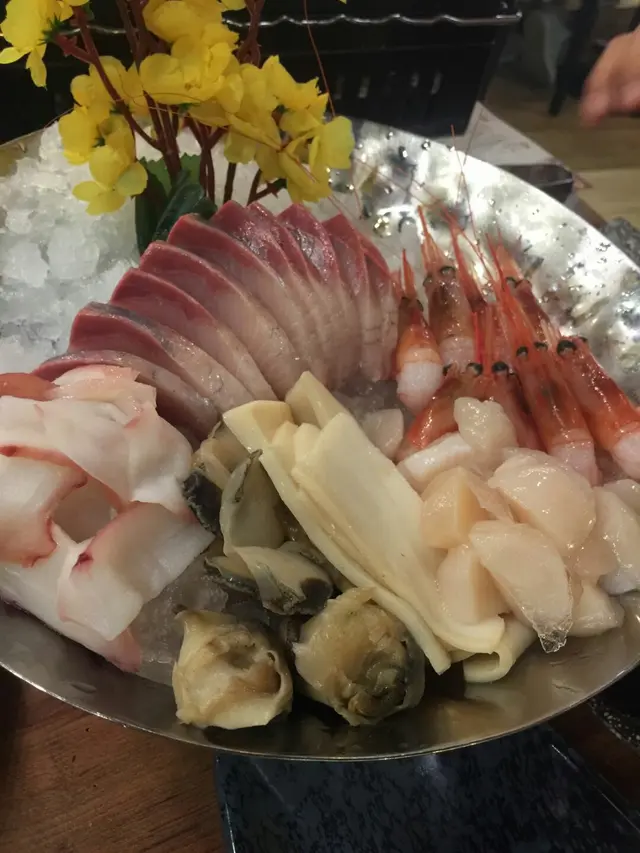 這個雜錦刺身盤 - 款款魚生都很新鮮,尤以甜蝦和帶子最啱個人口味！