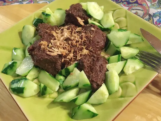 炆煮多時,香料十足,入口味濃,乾身略韌,猶如肉乾。