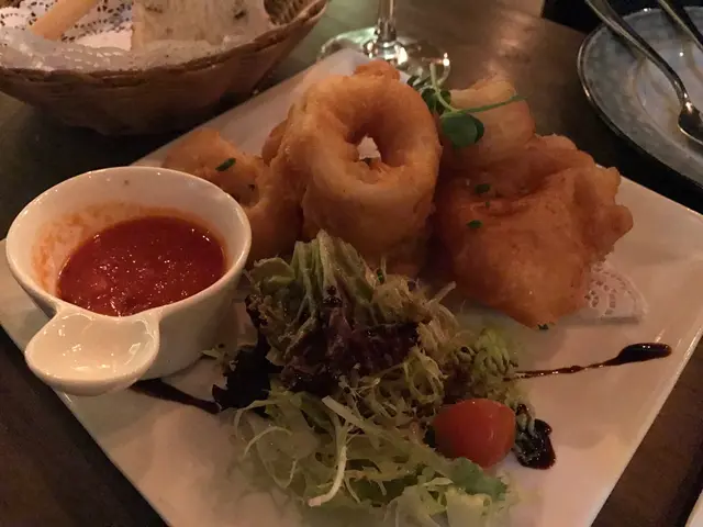 酥炸嫩魷圈佐辣茄醬