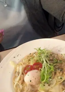 溫泉蛋白汁蘑菇蜆肉意粉