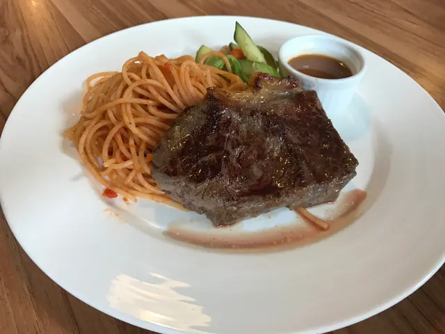 先講意粉, 真係好屾色, 唔會好粉, 好有彈性, 起水時間好好, 唔會太生, 蕃茄唔會太酸, 好易入口
西冷7成熟, 廚師控制火侯好準確, 煮法好認真, 做到將肉鎖係肉入面, 肉汁非常豐富, 唔會有老的感覺