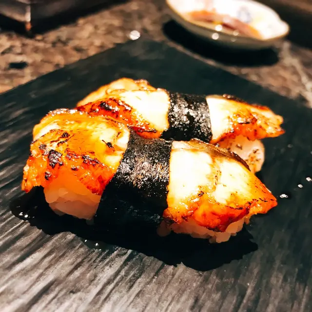 MonsterSushi家的鰻魚卷我們點了兩輪～他家的鰻魚有種燒烤的味道，加上微甜的鰻魚燒汁，放入口腔有種奇妙的幸福感～！注意喔～鰻魚裡幾乎沒有刺，而且大小適中，不會太小，也不會因太大而塞滿口腔，正好夠食客細細品味鰻魚的新鮮～