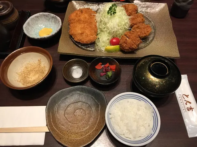 可供二人食用,
價格比單點兩個單一吉列物定食便宜一點,
份量竟是一樣,
所以便點了一個二人share。☺️