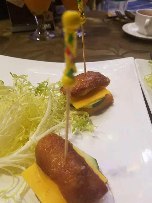底層件包炸得好香，但上面嗰層乳猪又係好似食僅橡皮
