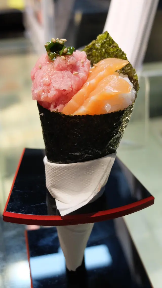 三文魚併吞拿魚蓉手卷 