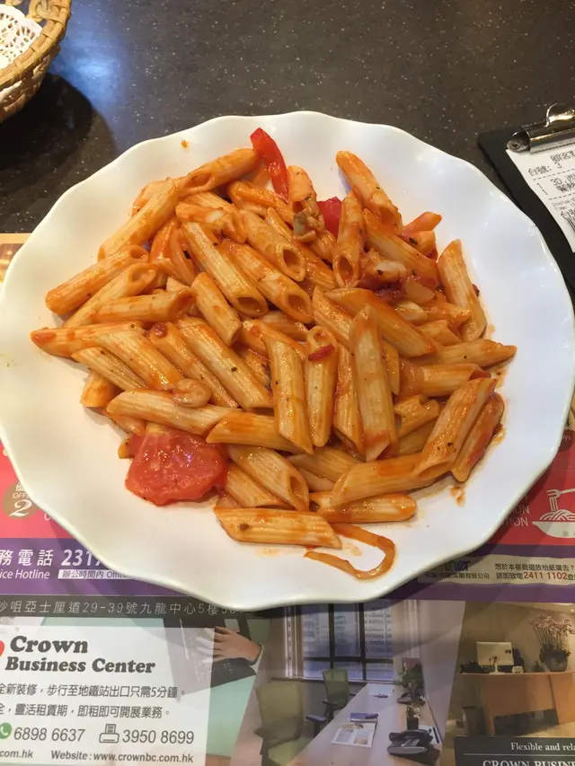 主菜seafood penne。第一眼的印象不是很討好,因為整個碟鋪滿長通粉和寥寥可數的幾片碎番茄,說好的海鮮呢?難道茶餐廳的水平就是這樣而已?