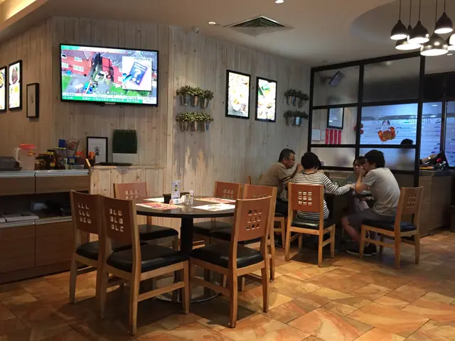 我選了可以看到電視的4人卡位坐下,座位很寬闊,全程都沒有人搭檯,感覺很寫意。