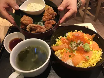 三文魚配唐揚丼