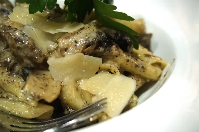 黑松露大蘑菇手捲粉配巴馬臣芝士