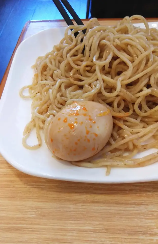 半熟蛋因沾上辣油而多了份惹味