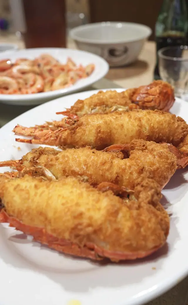 芝士一片金黃的覆蓋在龍蝦身上,濃厚香口,更帶有點香脆的效果