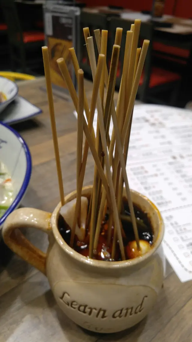 內有好幾款嘢食，例如有 鵪鶉蛋 牛栢葉 魷魚 魚蛋