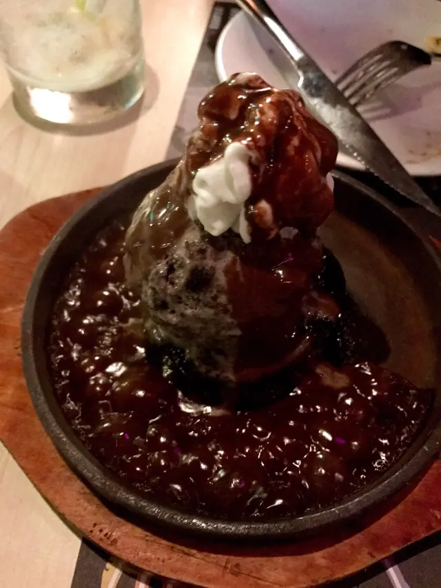 雖然外貌唔太討好,但唔會太甜,忌廉+雪糕+心太軟,3重口感!朱古力迷要試下唷~