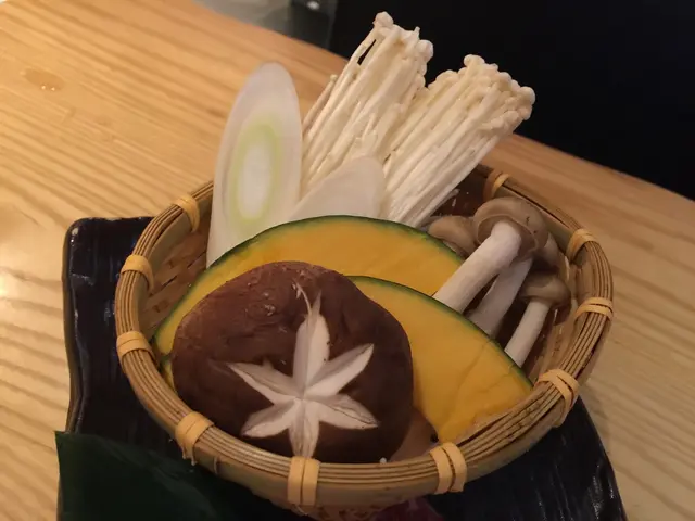 食完牛肉，還有材料豐富的蔬菜籃－鮮冬菇、金菇、南瓜、大葱，
燒蔬菜前先將田螺牛油放在陶板上燒香，
再把蔬菜放上燒，
蔬菜新鮮，汲取田螺牛油的鹹香，好味道👍🏻😋