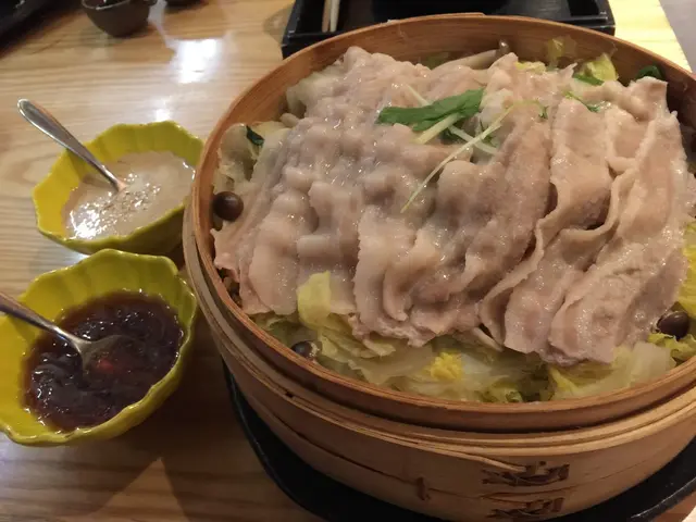 原個竹籠上桌，牌場1d都唔細呢！
豚肉份量不吝嗇，足足有10塊之多，😯
食落1d都唔覺肥膩，塊塊軟滑香口，
加上墊底的菇菌、椰菜吸盡了豚肉的脂香