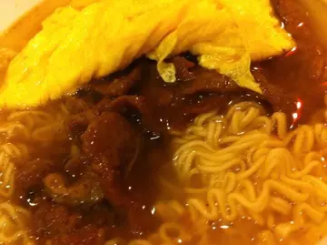 沙嗲牛肉即食麵配炒滑蛋