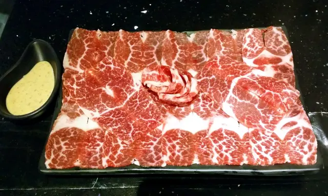 牛肉薄切鮮紅 脂肪紋理分佈平均 入口軟腍 重牛味又不羶