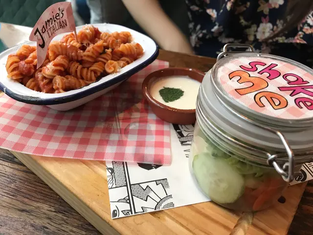 兒童餐：神秘七味芝士螺絲粉(大)配搖搖瓶沙律